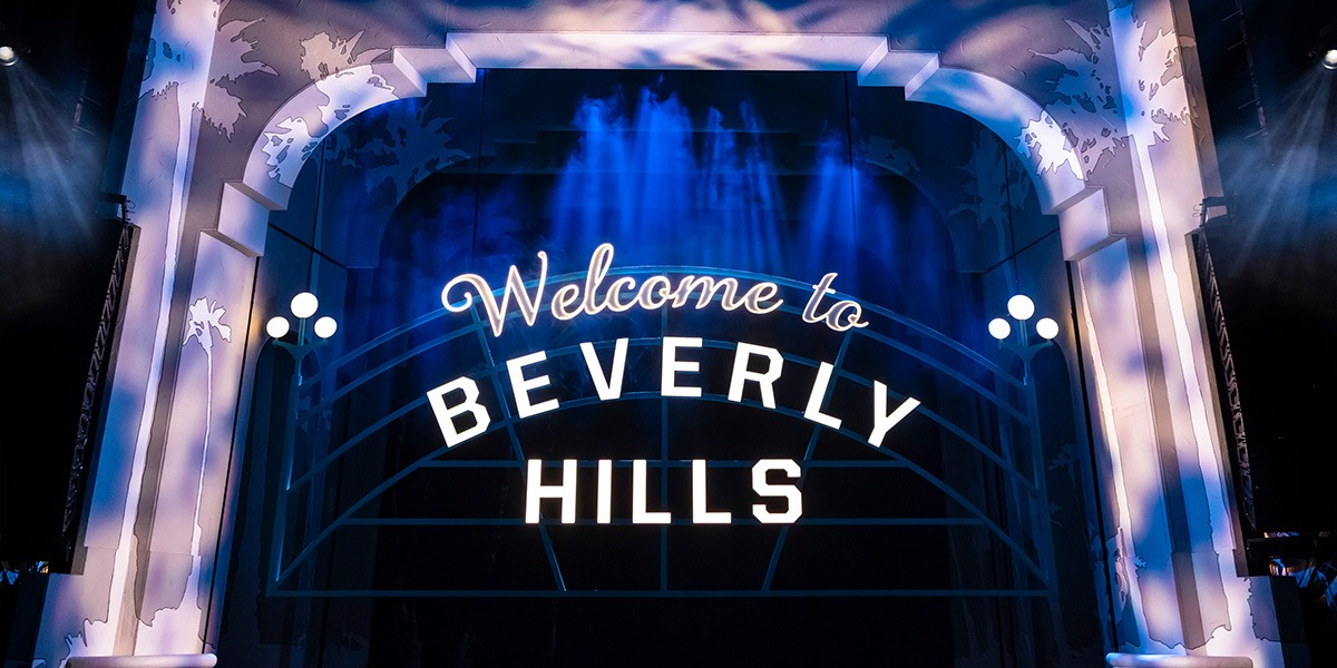 The stage of Clueless The Musical. In the centre it reads Welcome to Beverley Hills.
